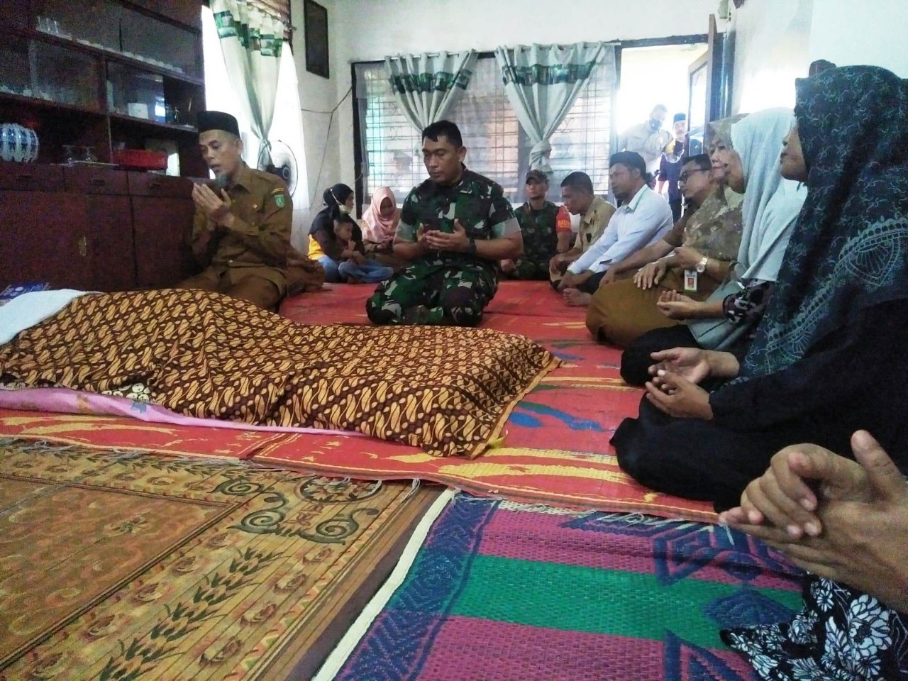 Dandim 0320/Dumai Bertakziah ke Rumah Korban Kebakaran