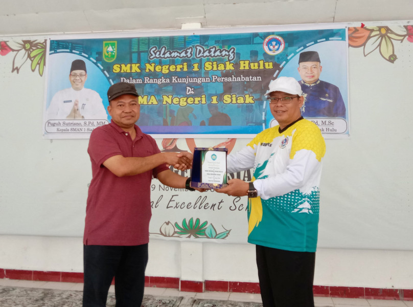 SMKN 1 Siak Hulu Studi Tiru ke SMAN 1 Siak