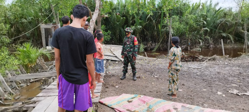 Serda Miftah Babinsa Koramil 03 Melaksanakan Komsos