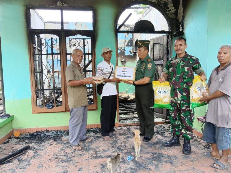 Danramil 02 BK Meninjau Lokasi Rumah Masyarakat Yang Mengalami Musibah Kebakaran