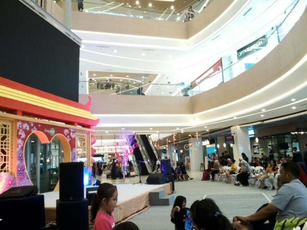 Imlek, Pusat Perbelanjaan Dipadati Pengunjung