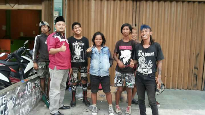 Komunitas Anak Punk Duri Berikan Sumbangan untuk Aceh