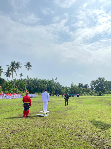 Babinsa Kelurahan Pelintung Pimpin Upacara HUT RI ke-79