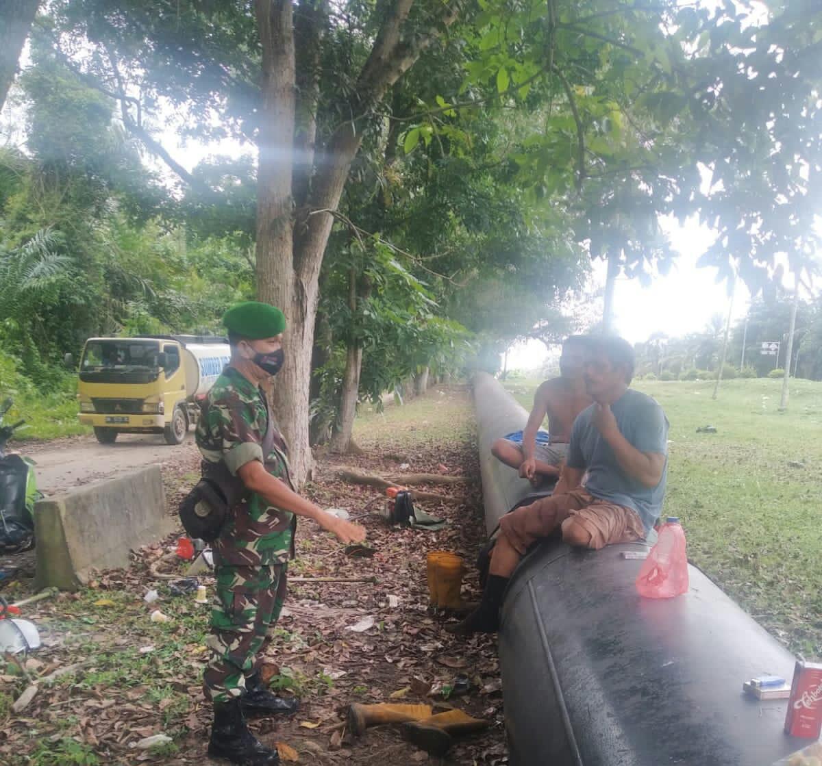 Peltu Wawan Bersama Petugas Keamanan PHR Lakukan Patroli