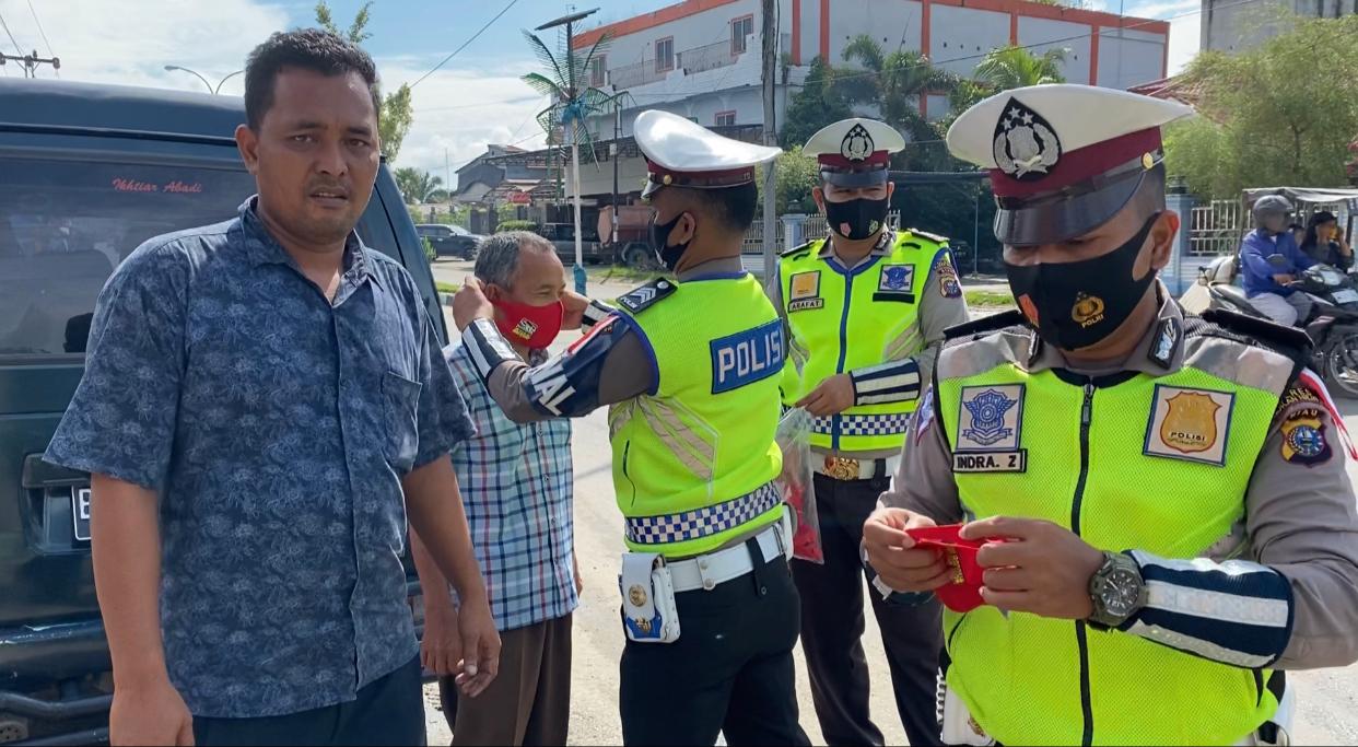 Peringati HUT Lantas Ke-65, Satlantas Polres Rohil Bagikan Masker Dan Pelayanan Kesehatan