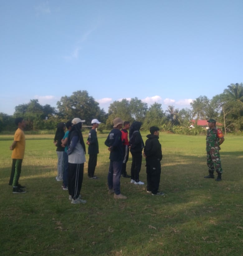 Jelang HUT RI, Serda Misriyadi dan Mahasiswa KKN Latihan Upacara