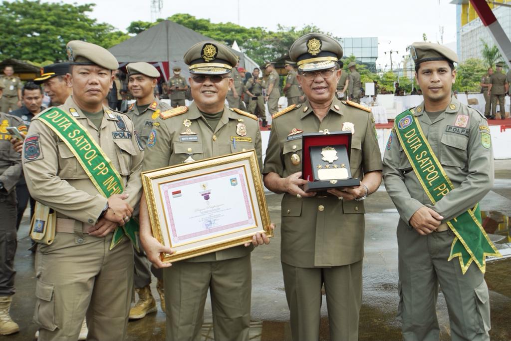 Bupati Wardan Terima Penghargaan Karya Bhakti Peduli Satpol PP Tahun 2023