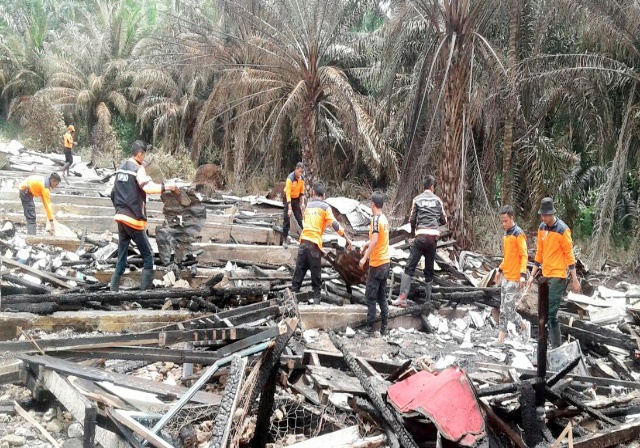 Korban Kebakaran Pesantren Anwaru Ulum Terima Bantuan BPBD dan Dinsos Inhil