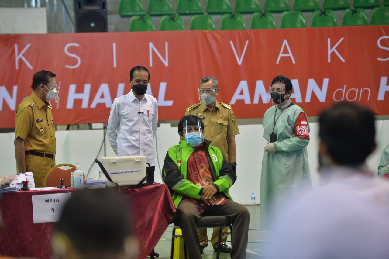 Presiden Jokowi Tinjau Langsung Pelaksanaan Vaksin Massal di Riau
