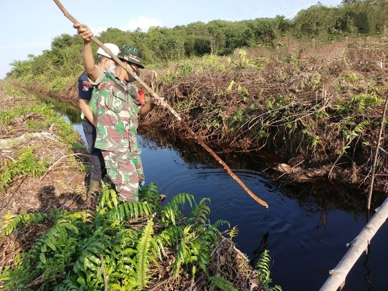 Serka Khorianto dan PT RUJ Laksanakan Patroli Cegah Karhutla