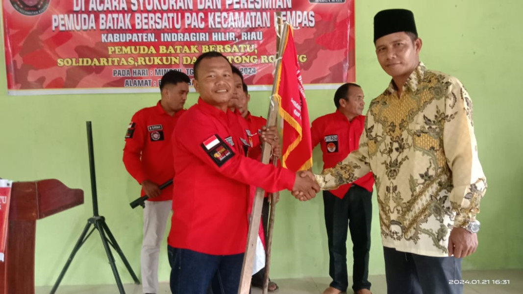 Resmi Di Lantik Rinsan Pakpahan Menjadi Ketua PAC PBB Kecamatan Kempas di Tandai Dengan Penyerahan Bendera Petaka