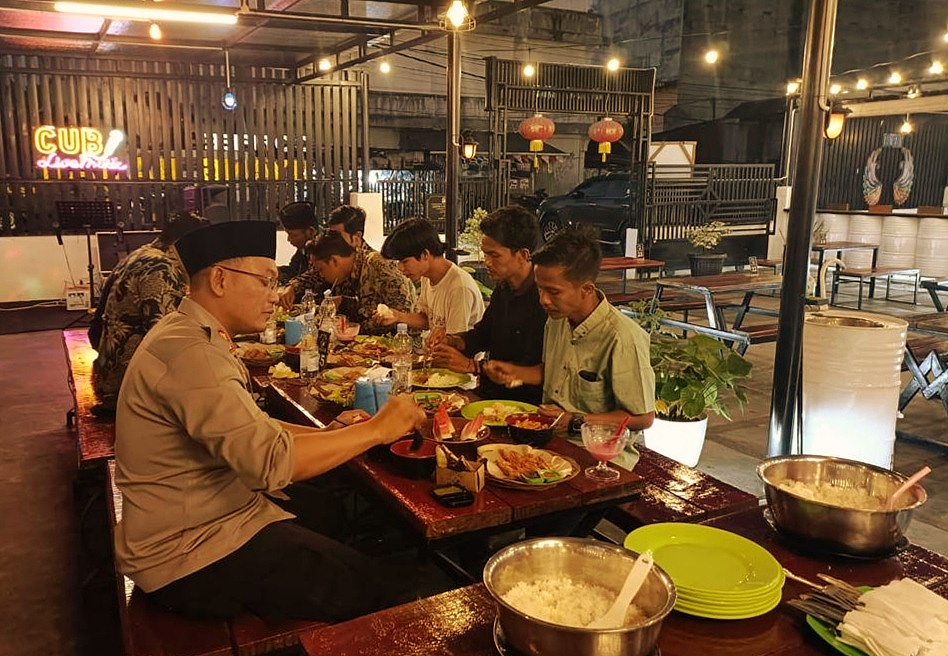 Kapolres Rohil Silaturahmi Dengan Mahasiswa Sekaligus Buka Puasa Bersama di Cafe Uyang Bagan