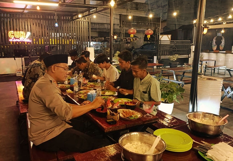 Kapolres Rohil Silaturahmi Dengan Mahasiswa Sekaligus Buka Puasa Bersama di Cafe Uyang Bagan