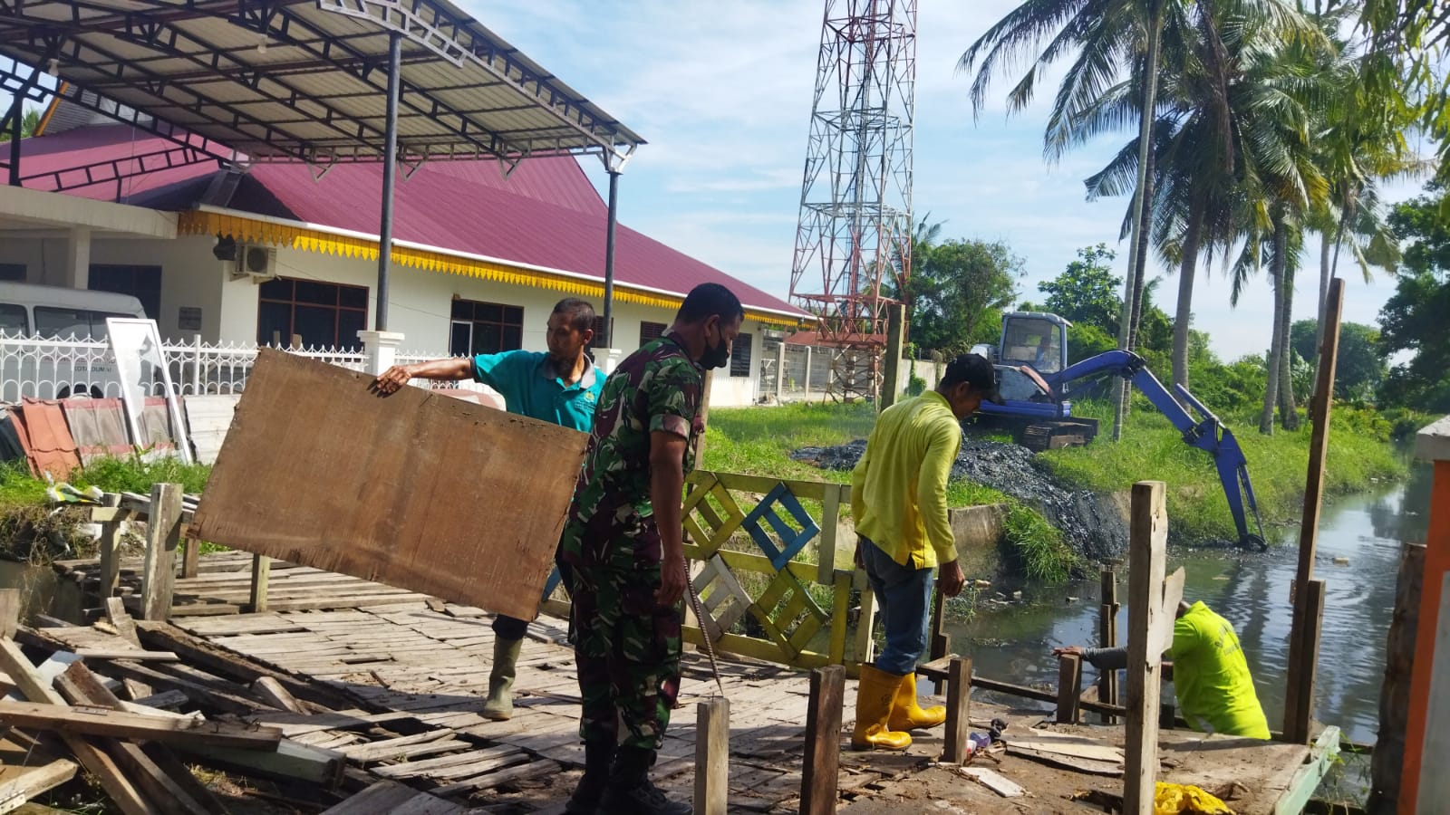 Sertu Abu Kasim Laksanakan Gotong Royong dan Pencegahan Demam Berdarah