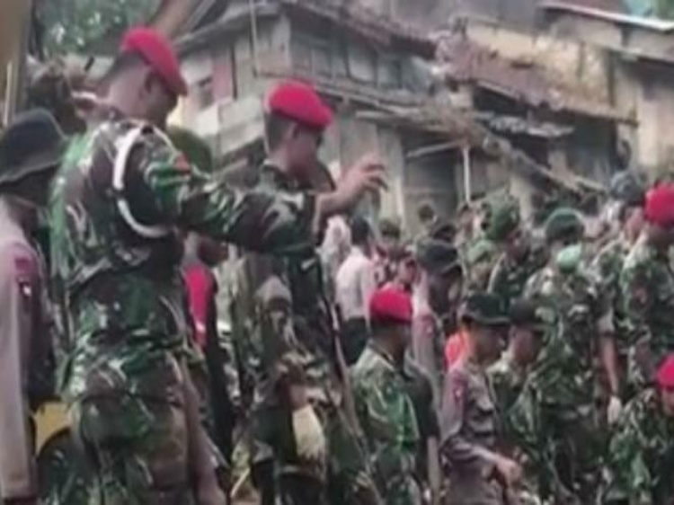 Unik! Cara Kopassus Cari Korban Longsor Pakai Ilmu Getar