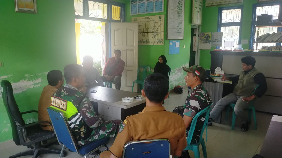 Komsos Bersama Pejabat Kelurahan, Babinsa Serda Iwan Sahputra Bahas Kesejahteraan Warga