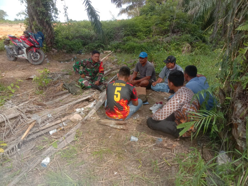 Sertu Afnal Berikan Edukasi Kepada Masyarakat Untuk Bersama-sama Menjaga Keamanan Wilayah