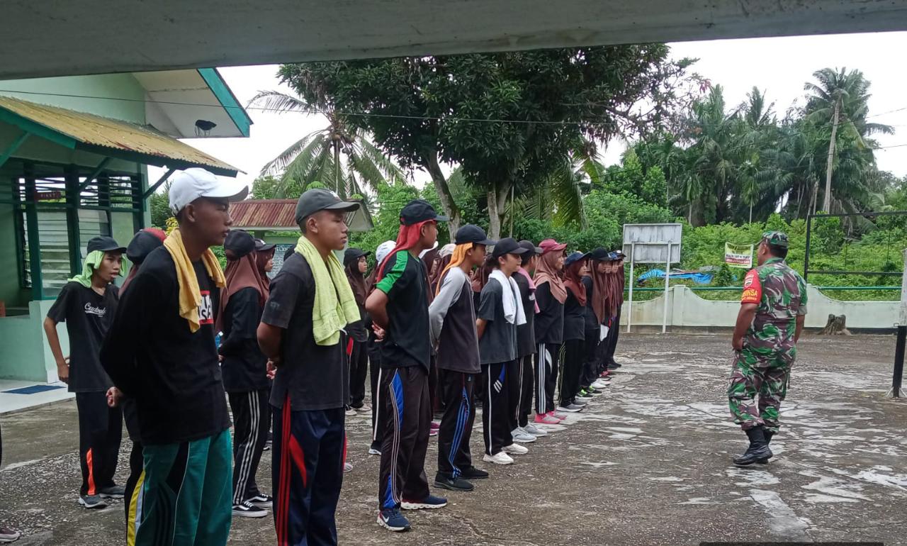 Babinsa Latih Peserta Didik dari SMA Negeri 3