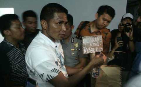 Parah...!!! Polisi Temukan Bong dan Plastik Bungkus Sabu di Gedung DPRD Riau, saat Digeledah