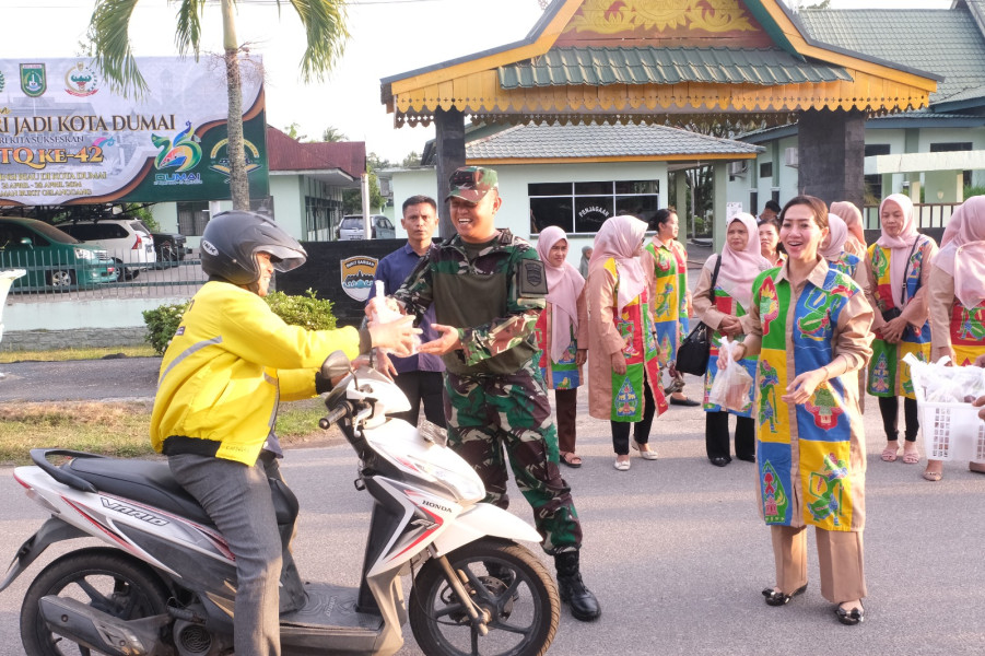 Kodim 0320/Dumai dan Pramuka Wira Kartika Serta Kube Gruppu Bersatu Bagi-bagi Takjil di Jalan Sultan Syarif Kasim