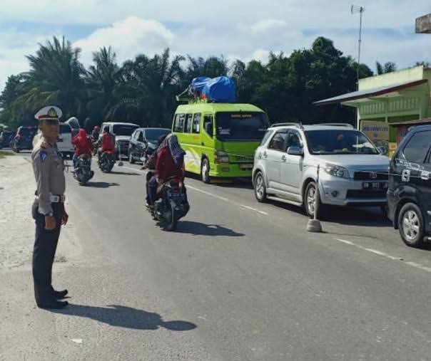 Polisi Bagikan Kopi ke Pemudik di Jalur Riau-Sumbar