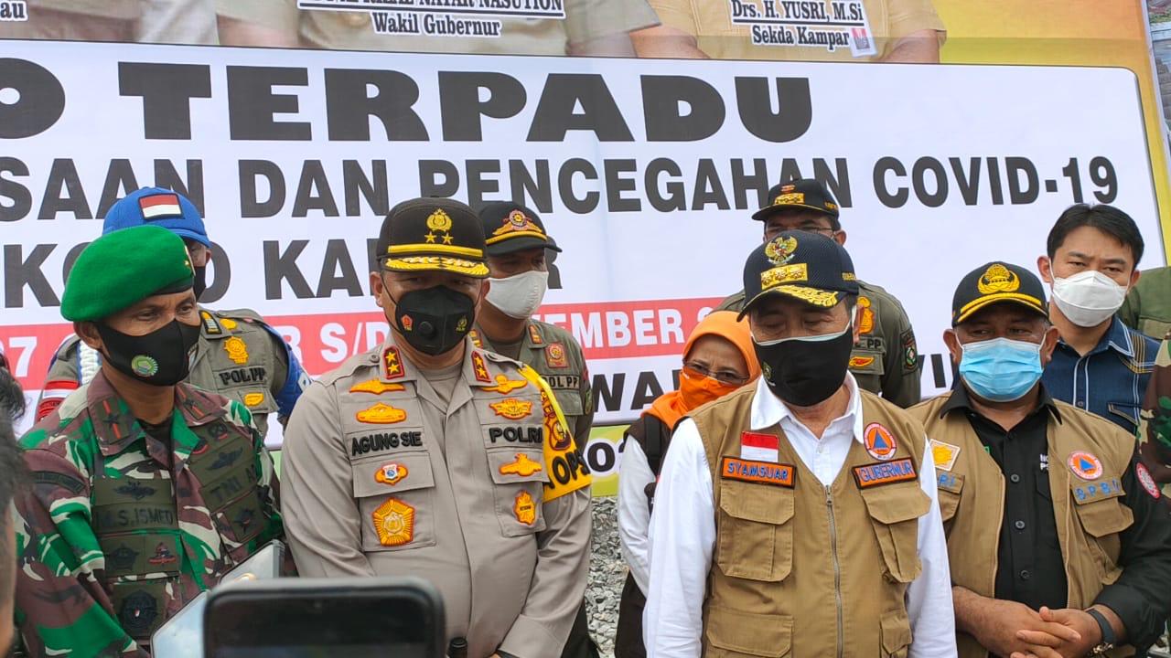 Tetap Semangat, Pesan Kapolda Riau Saat Tinjau Posko Terpadu Chek Point Perbatasan Riau - Sumbar