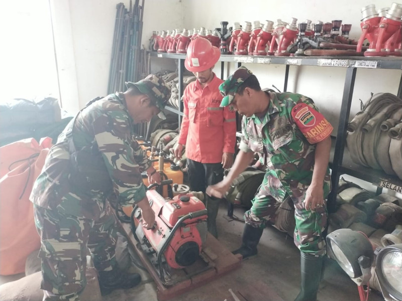 Cuaca Ekstrim, Babinsa Dari Koramil 03 SS Cek Kondisi Peralatan Pemadam Kebakaran