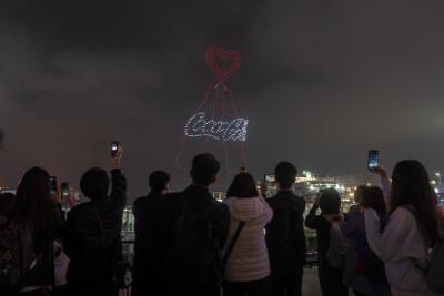 First-ever Coca Cola® Drone Show in Hong Kong 600 Drones Present 12 Scenes of Mesmerizing Memories with Coca-Cola over Victoria Harbour – Featuring a Heartfelt Expression of Love by Renowned Celebrity Louis Cheung