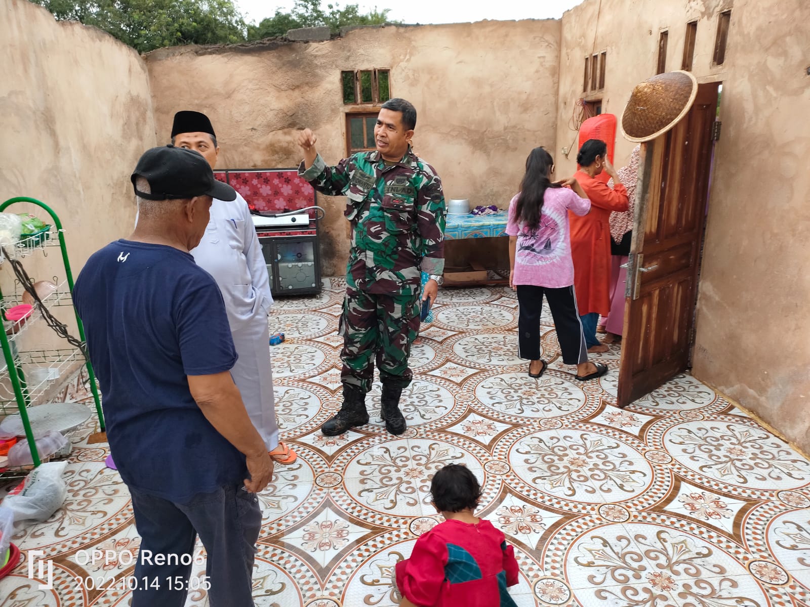 Babinsa Kelurahan Pelintung Bantu Masyarakat Yang Terkena Dampak Angin Puting Beliung