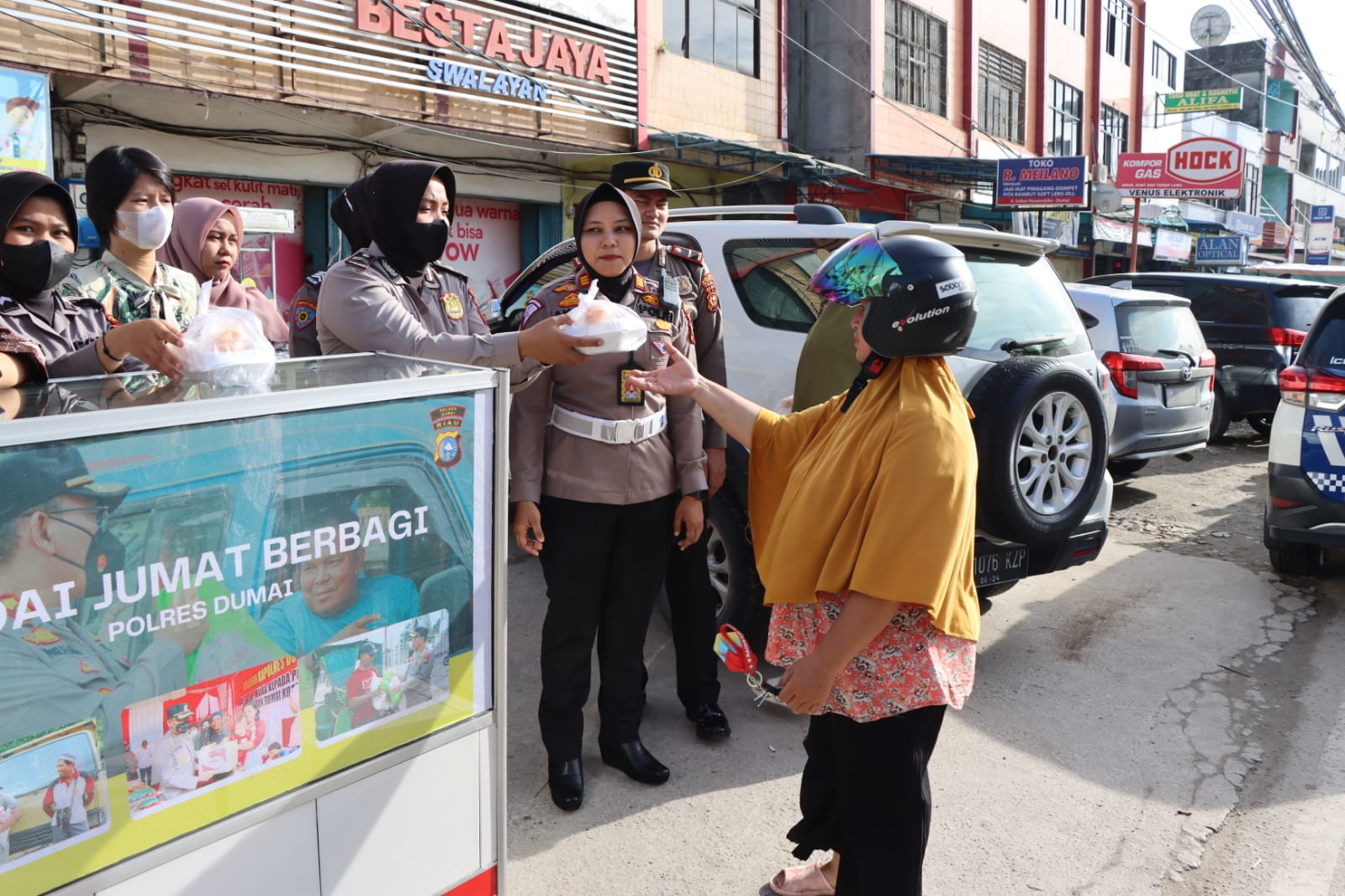 Berbagi Makanan Gratis Kepada Warga Masyarakat Kota Dumai