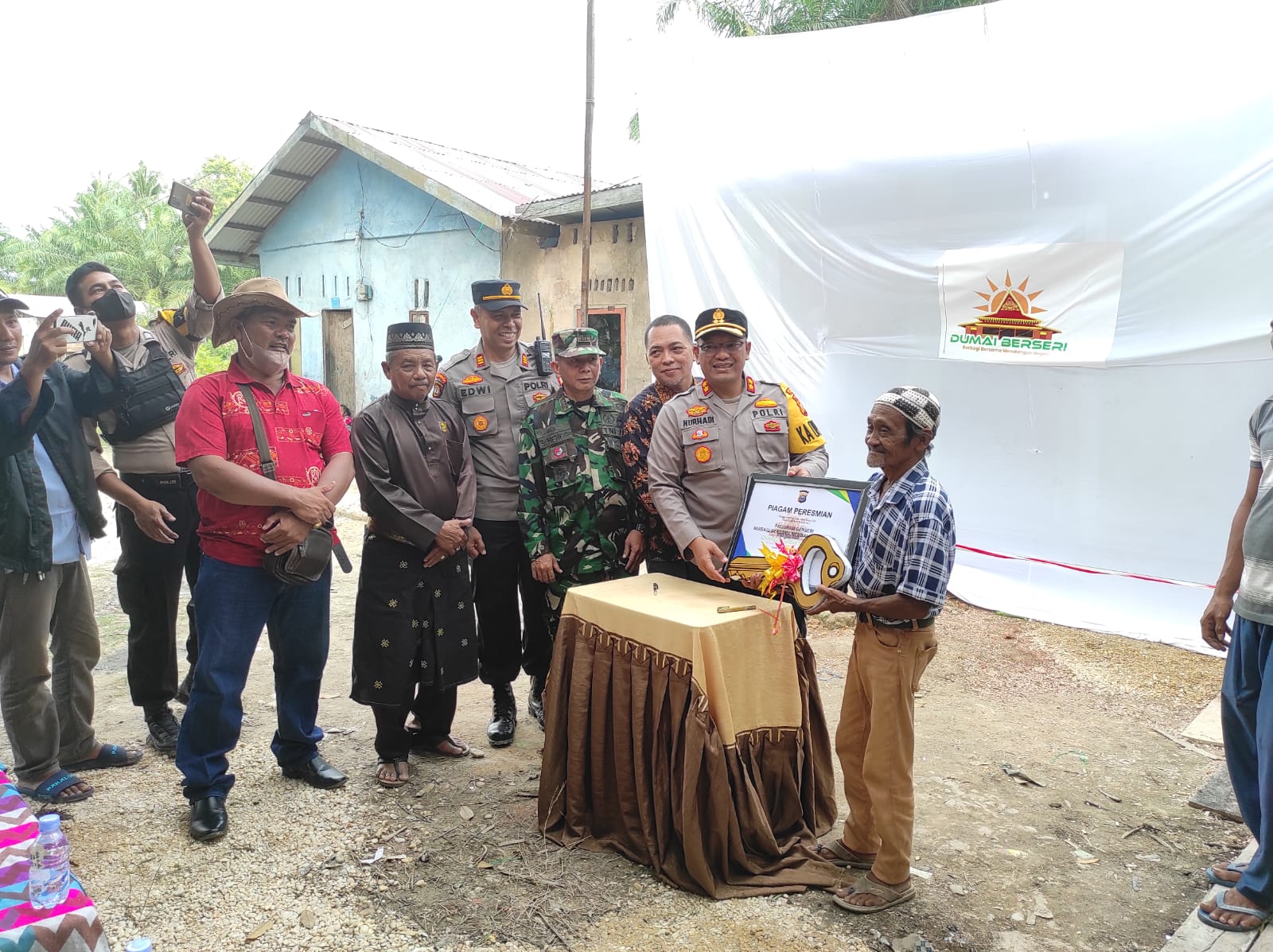 Kapolres Dumai Serahkan Kunci Rumah ke Warga Pelintung