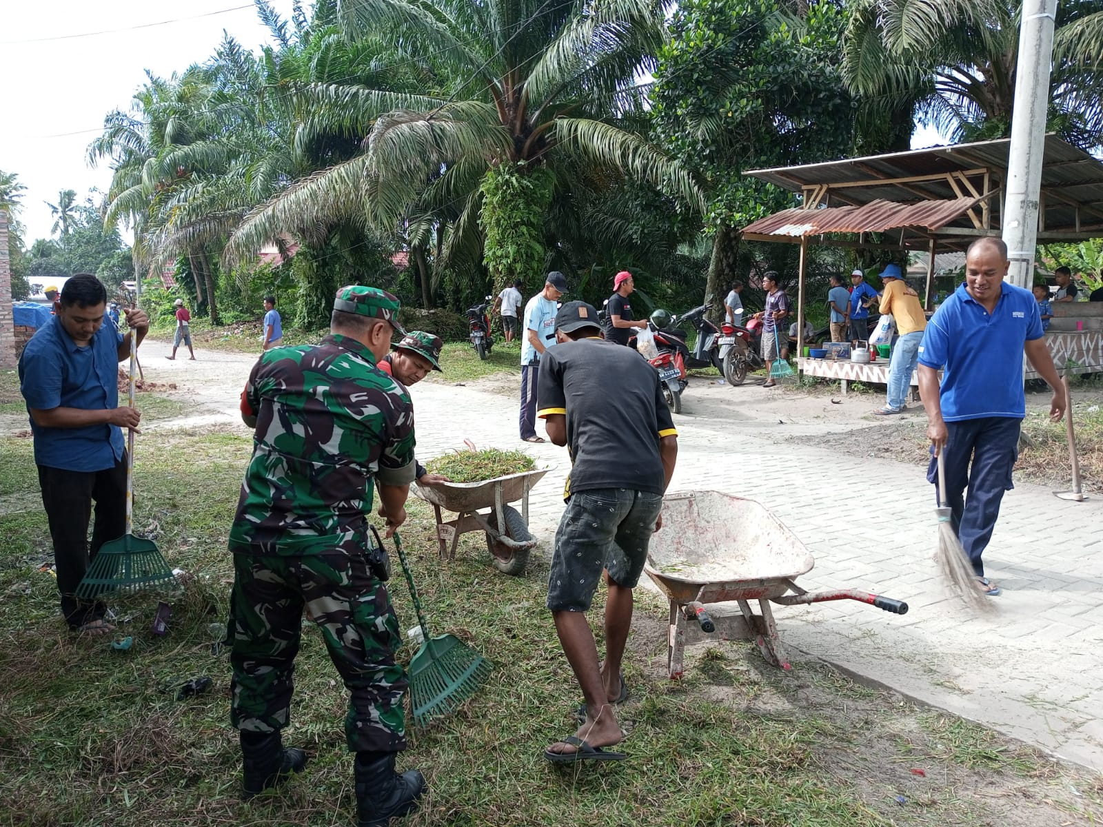 Sambutan Bulan Ramadhan, Serma Zul Efendi dan Masyarakat Laksanakan Gotong Royong