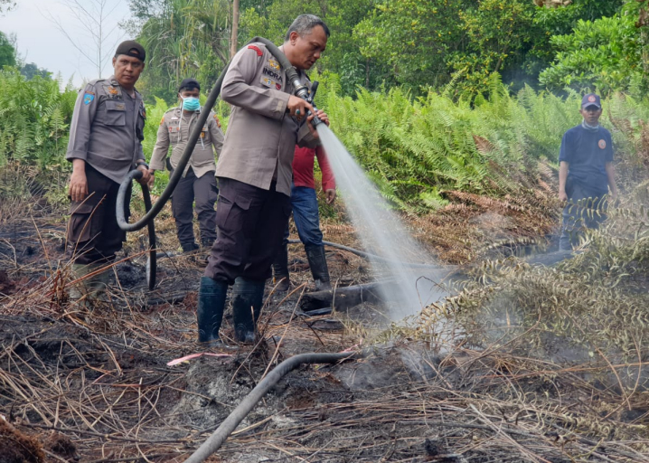 Kapolres Inhil Pimpin Langsung Pendinginan Karhutla di Dusun Sentosa