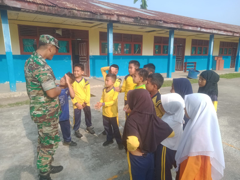 Akarkan Pancasila Kepada Pelajar Sekolah Dasar, Babinsa Koramil 06 Merbau Laksanakan Penyuluhan