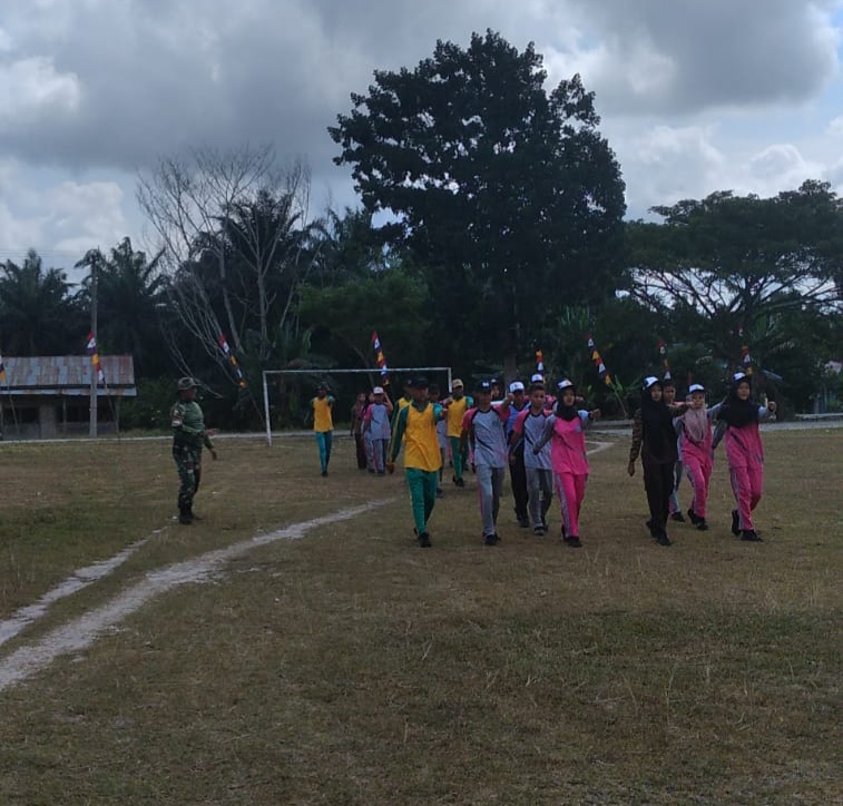 Serka Amri Jon Latih Paskibra di SMAN 7 dan SMPN 12 Dumai Sambut HUT RI Ke-79