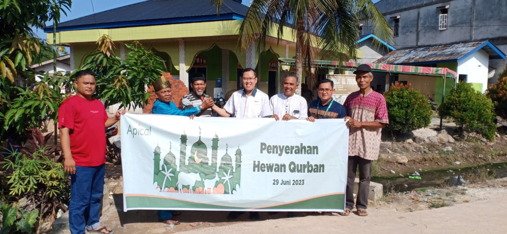 Rayakan Hari Raya Idul Adha, Apical Dumai Serahkan Hewan Kurban ke Masyarakat Sekitar Perusahaan