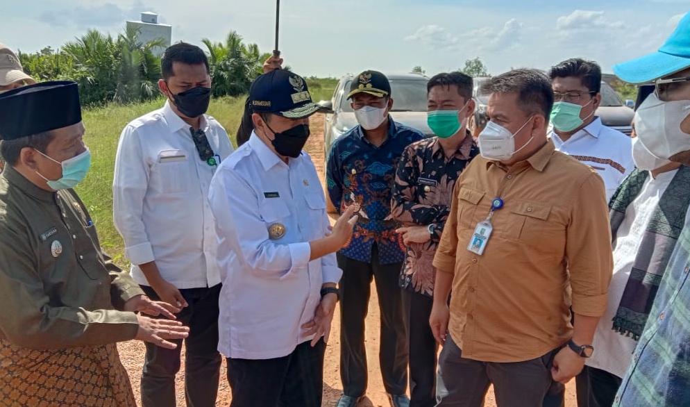 Gubernur Riau Didampingi Dewan Provinsi Tinjau Kondisi Jalan Lintas Pesisir di Rokan Hilir