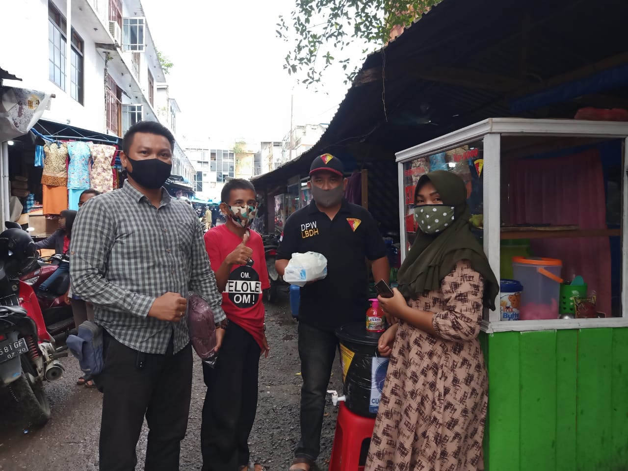 Mada LBDH Inhil Bagikan Masker, Sarung Tangan serta Tempat Cuci Tangan untuk Para Pedagang