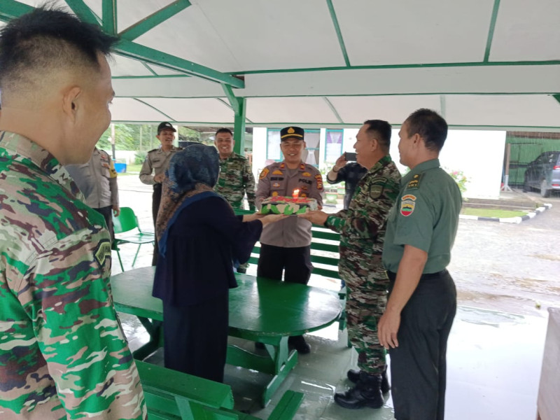 Dihari HUT TNI, Kapolsek Bukit Kapur Beri Kejutan ke Danramil 02 BK