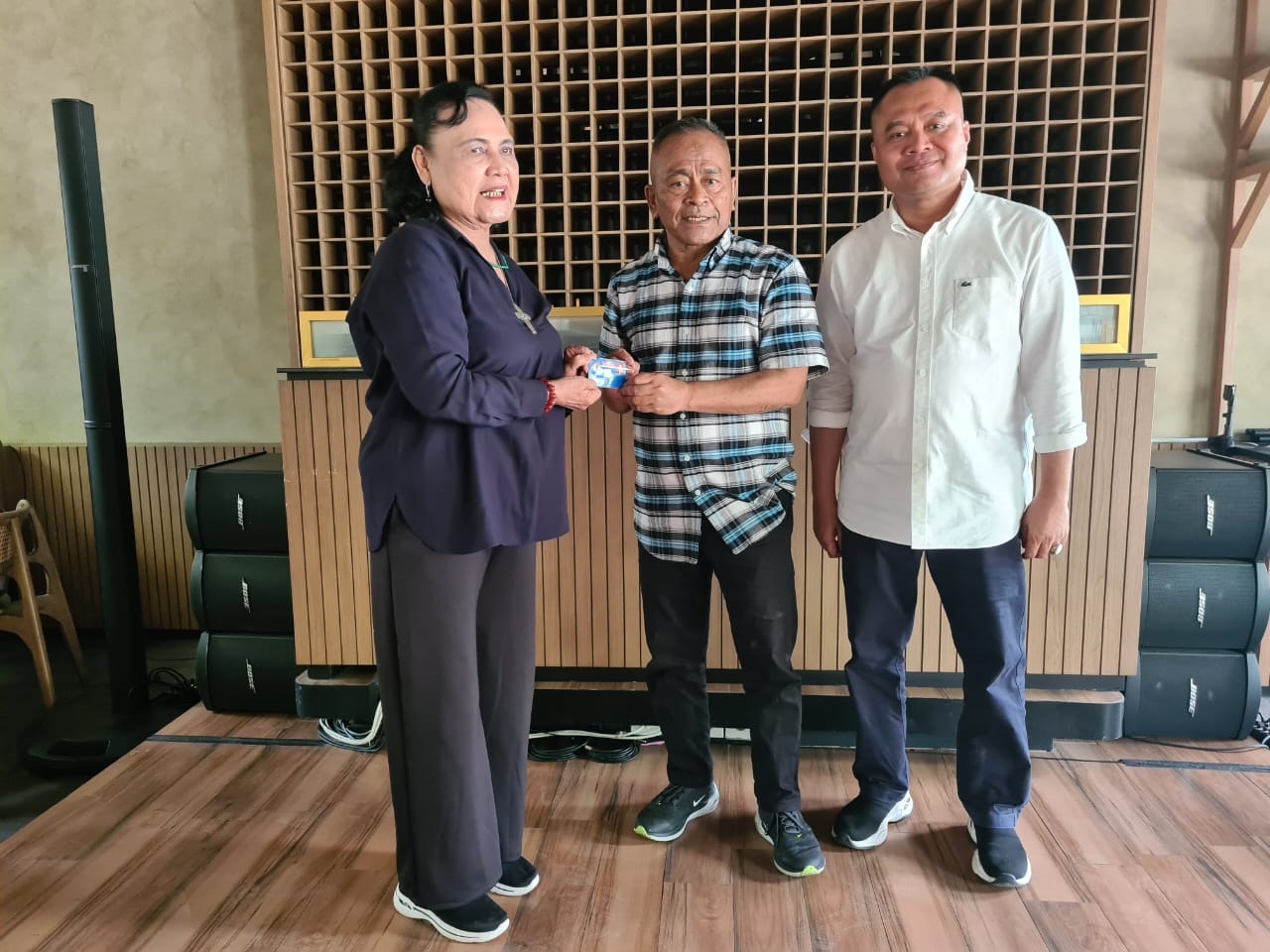 Mengabdi di Radio selama 41 Tahun, Tiorida Simanjuntak Terima Kartu Anggota PWI Seumur Hidup