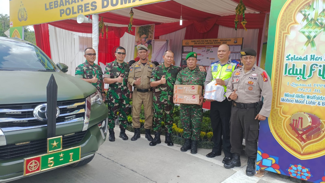 Hadir Bersama Rombongan, Danrem 031/WB Serahkan Bingkisan Lebaran