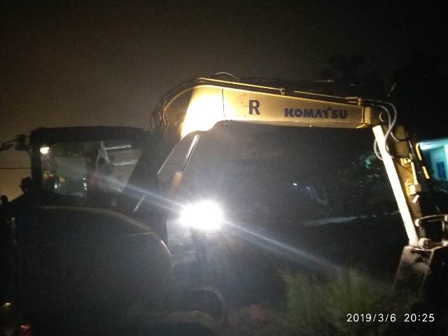 Minimnya Sumber Air di Lokasi Karhutla, Dansubsatgas Buat Embung di Malam Hari