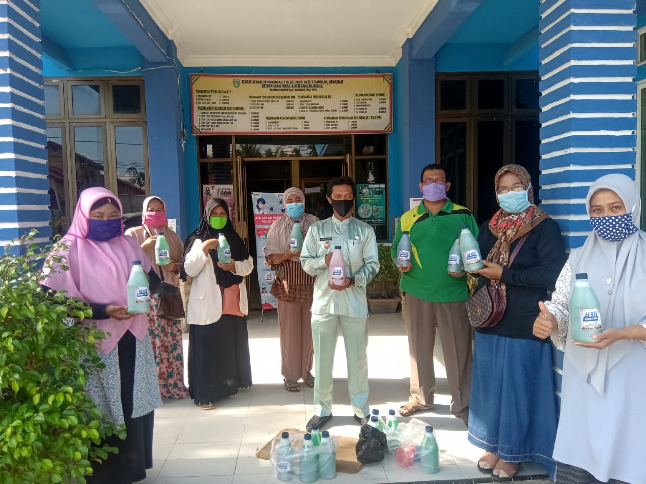 Tim UPPKS Gaharu Swadaya Tanjung Palas Berbagi Sabun Pencuci Tangan