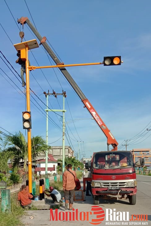 Dishub Dumai Pasang Empat Warning Light Solar Cell