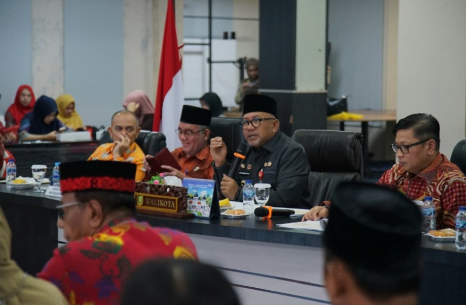 Wali Kota Tanjungpinang Tekankan Disiplin dan Evaluasi Berkala dalam Rapat Pembangunan Pendidikan
