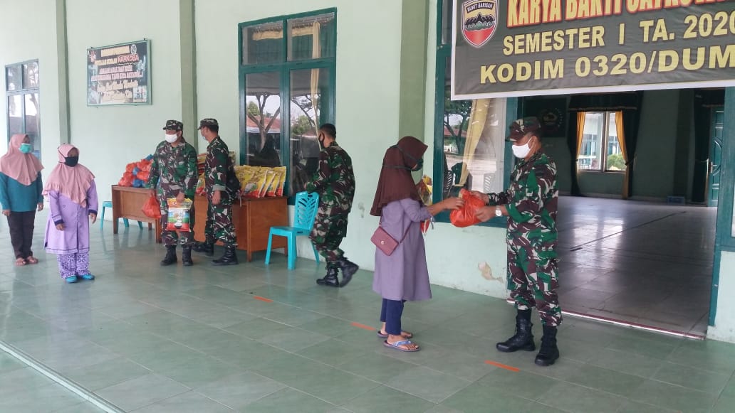 Kodim 0320/Dumai Peduli, Bagi-bagikan Sembako ke Masyarakat
