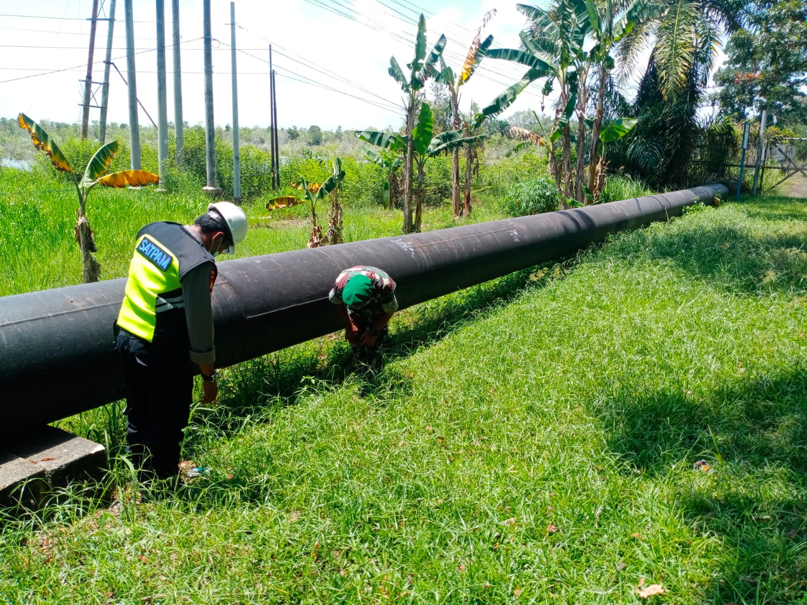 Pastikan Pipa PHR Aman, Serma Azman Laksanakan Patroli