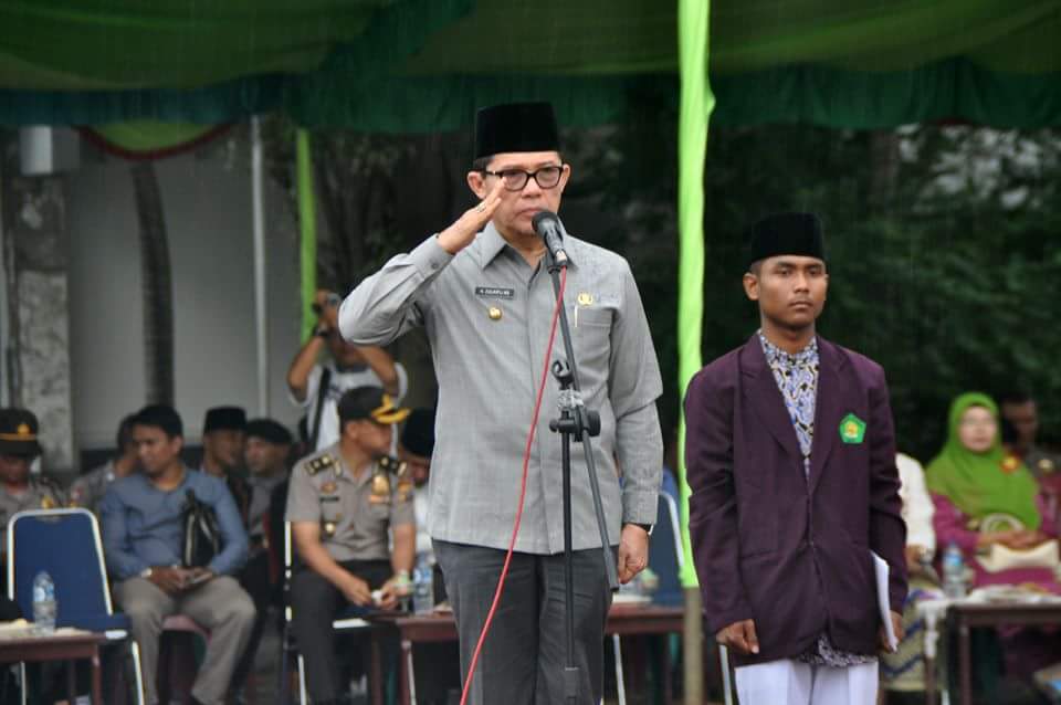 Walaupun Hujan, Walikota Dumai Pimpin Upacara Akbar 1000 Santri