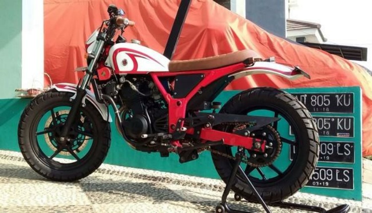 Keren...!!! Kawasaki Ninja 250 Disulap Jadi Flat Scrambler