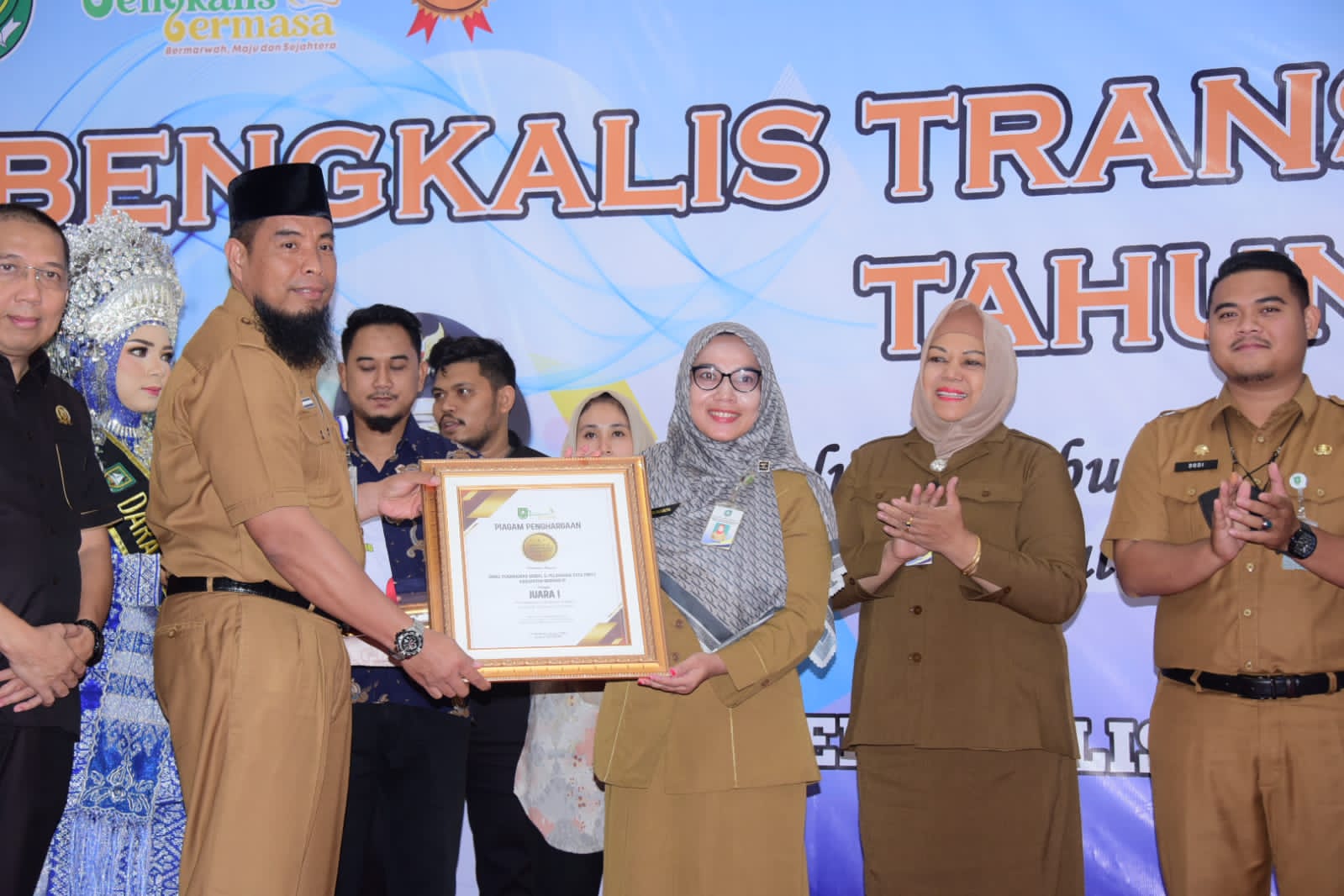 Kasmarni Serahkan Penghargaan BTA Perdana, pada OPD dan Desa yang Konsisten Terhadap KIP